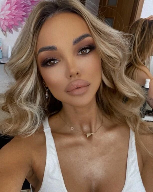 Popularna wokalistka disco polo udostępniła filmik! Uwagę zwraca głęboki dekolt i odsłonięty biust! 