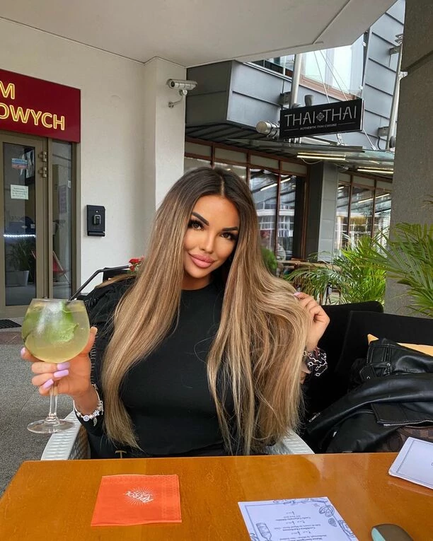 Popularna wokalistka disco polo udostępniła filmik! Uwagę zwraca głęboki dekolt i odsłonięty biust! 