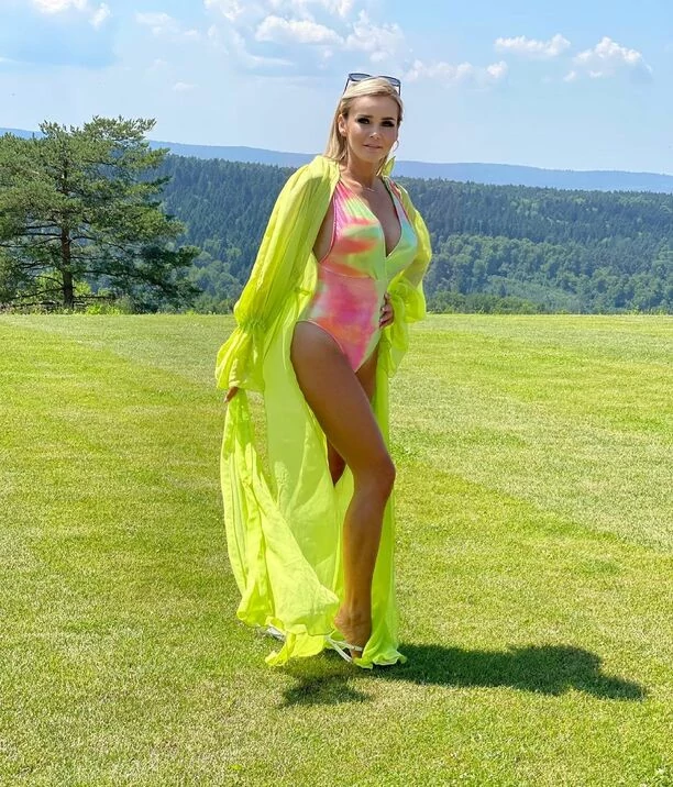 Śliczna gwiazdeczka disco polo pozuje w skąpym bikini! Gorący widok zwala z nóg! 