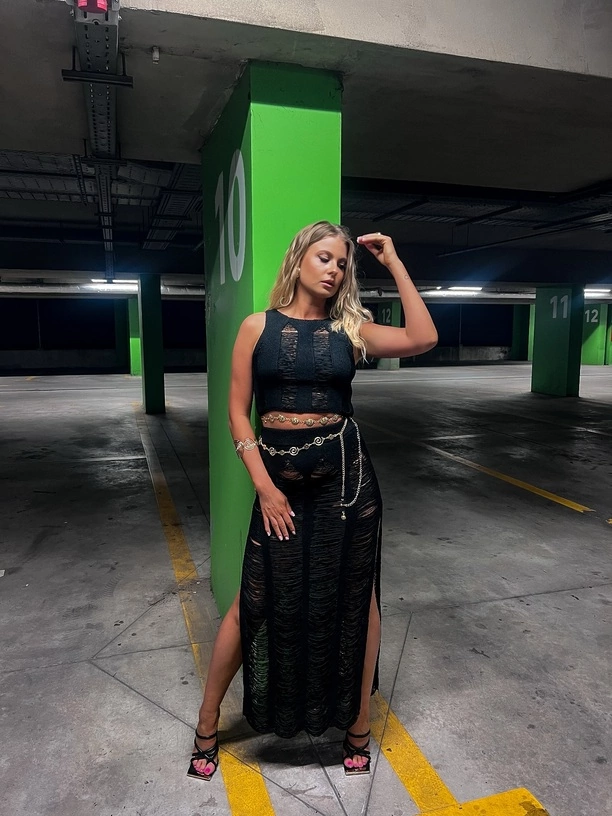 Marlena Sztando w odważnym ujęciu w czerni – fotografia przyciąga spojrzenia