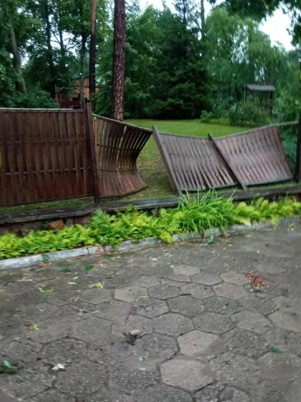 Nawałnica powaliła drzewa w miejscu popularnych koncertów disco polo! Dramatyczne zdjęcia! 