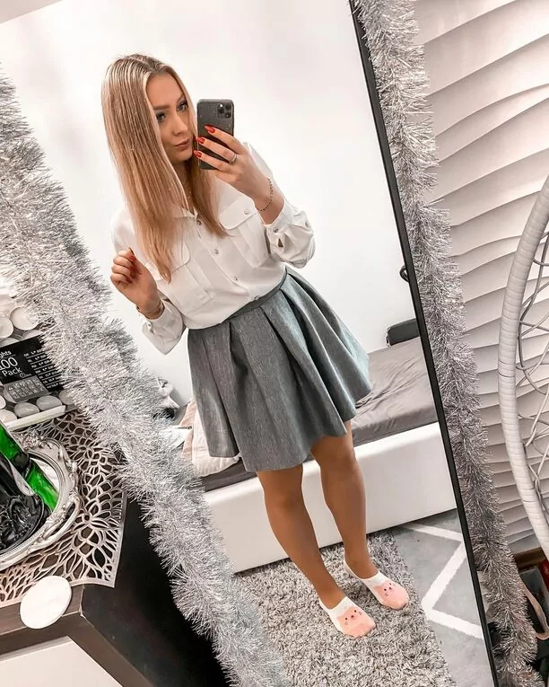 Wygląda jak Anioł?! Śliczna wokalistka disco polo odsłoniła zgrabne nogi!