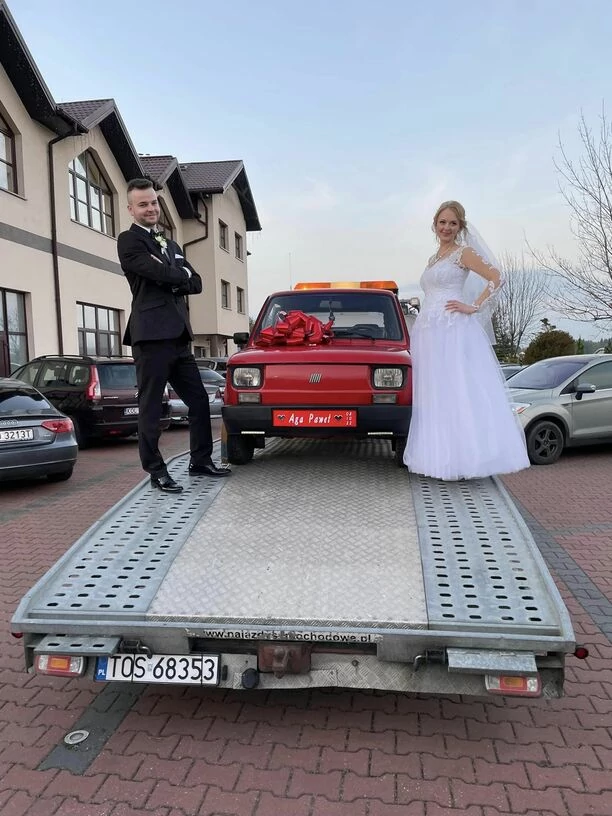 Gwiazdor disco polo dostał w prezencie ślubnym auto! Prezent ofiarowali koledzy z branży! 