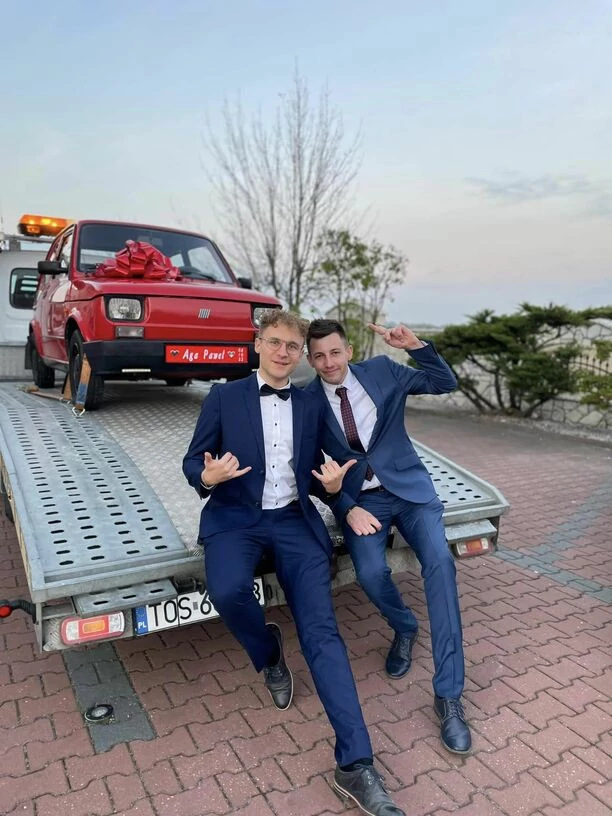 Gwiazdor disco polo dostał w prezencie ślubnym auto! Prezent ofiarowali koledzy z branży! 