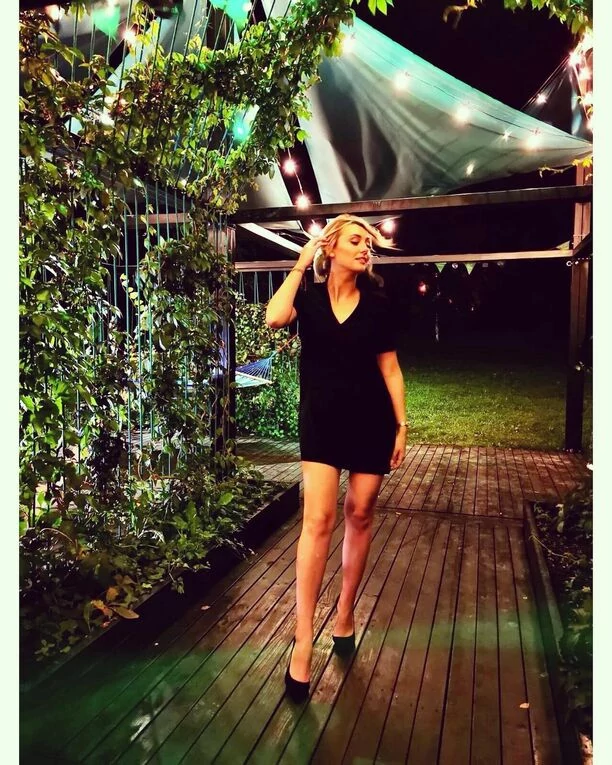 Wygląda jak modelka! Prześliczna wokalistka disco polo odsłoniła zgrabne nogi!