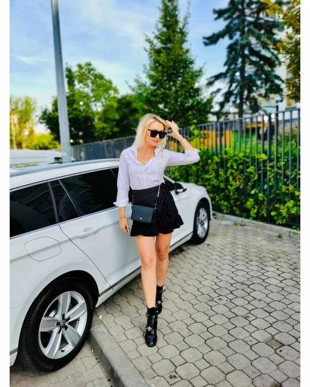 Wygląda jak modelka! Prześliczna wokalistka disco polo odsłoniła zgrabne nogi!