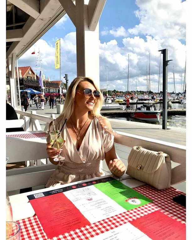 Wygląda jak modelka! Prześliczna wokalistka disco polo odsłoniła zgrabne nogi!