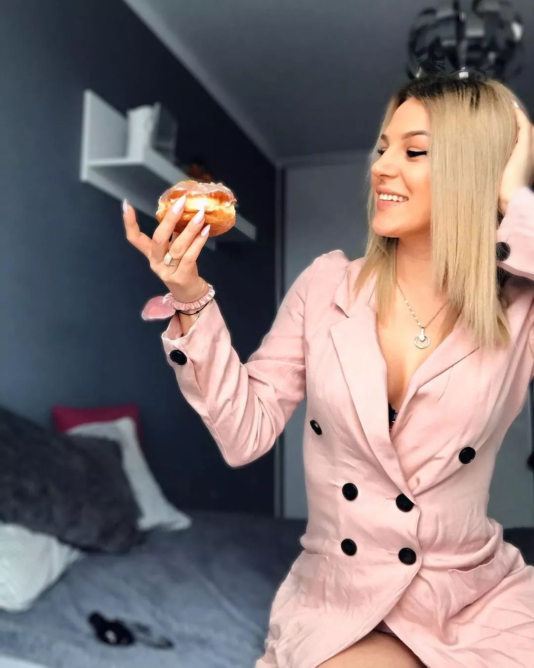 Młoda gwiazda disco polo z odważnym dekoltem. Piersi wokalistki ”biją” po oczach fanów. 