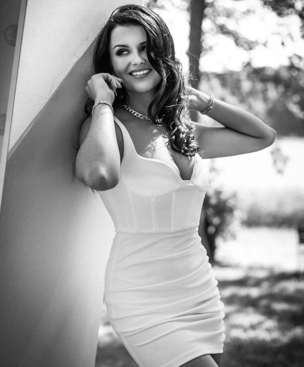 Głęboki dekolt gwiazdy disco polo! Aneta Iness Działak wie jak rozbudzić zmysły [Zdjęcia]