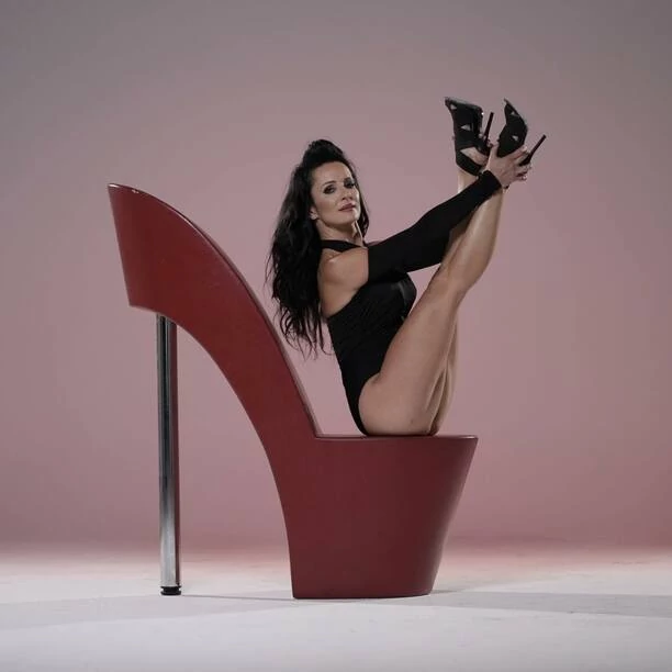 Co za pozy! Znana wokalistka promuje nowy singiel! Tak gorąco jeszcze nie było! Fani „Sexy hot bogini„