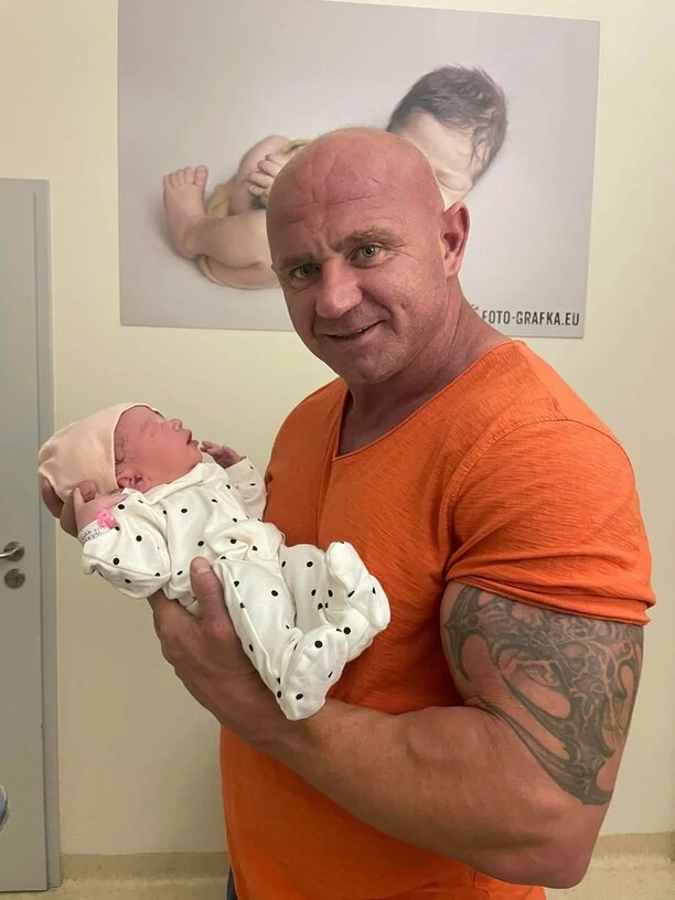Najsilniejszy wokalista disco polo - Pudzianowski został po raz kolejny ojcem! Wzruszające zdjęcie w sieci! 