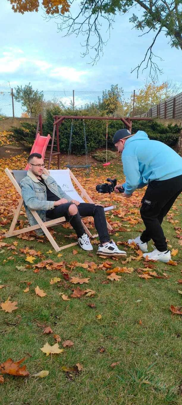 Bartii i Detmi ponownie łączą siły! Czy nowa piosenka będzie hitem jesieni? W teledysku zjawiskowa tancerka zespołu Extazy