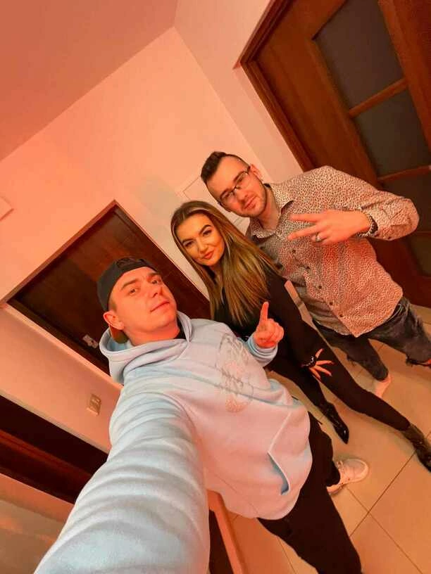 Bartii i Detmi ponownie łączą siły! Czy nowa piosenka będzie hitem jesieni? W teledysku zjawiskowa tancerka zespołu Extazy