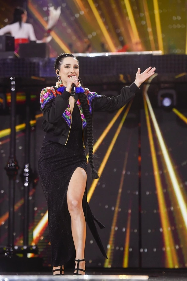 Emila Sanecka z bardzo odważnym rozcięciem na scenie! Występ grupy Daj To Głośniej to najlepszy wykonanie Sylwestrowej nocy? FOTO | VIDEO