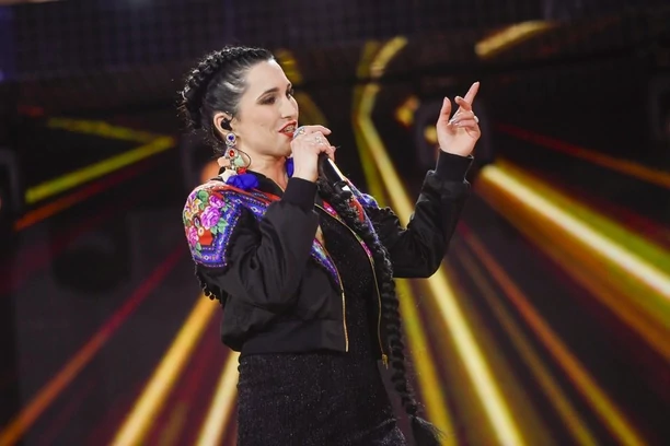 Emila Sanecka z bardzo odważnym rozcięciem na scenie! Występ grupy Daj To Głośniej to najlepszy wykonanie Sylwestrowej nocy? FOTO | VIDEO