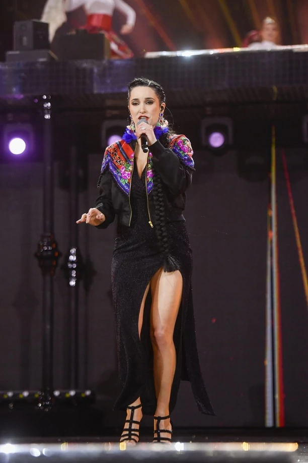 Emila Sanecka z bardzo odważnym rozcięciem na scenie! Występ grupy Daj To Głośniej to najlepszy wykonanie Sylwestrowej nocy? FOTO | VIDEO