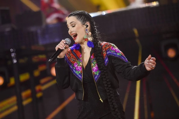 Emila Sanecka z bardzo odważnym rozcięciem na scenie! Występ grupy Daj To Głośniej to najlepszy wykonanie Sylwestrowej nocy? FOTO | VIDEO