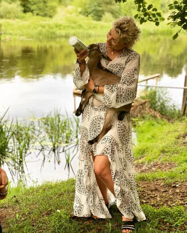 Magdalena Narożna (Piękni i Młodzi) rzuciła wszystkich na kolana. Królowa disco polo zachwyca sukienką z dużym dekoltem!