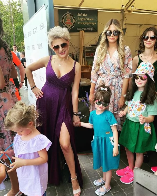 Magdalena Narożna (Piękni i Młodzi) rzuciła wszystkich na kolana. Królowa disco polo zachwyca sukienką z dużym dekoltem!