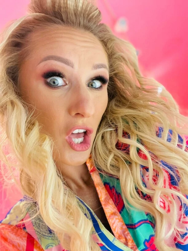 Muzyczna ofensywa znanej wokalistki disco polo! Artystka pokazała zdjęcia z planu nowej produkcji! To znane miejsce w Warszawie! 