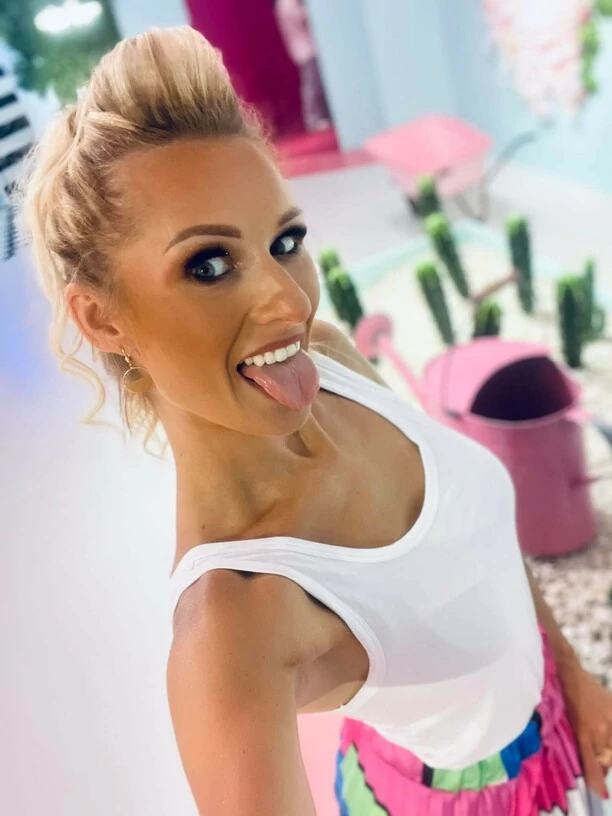 Muzyczna ofensywa znanej wokalistki disco polo! Artystka pokazała zdjęcia z planu nowej produkcji! To znane miejsce w Warszawie! 