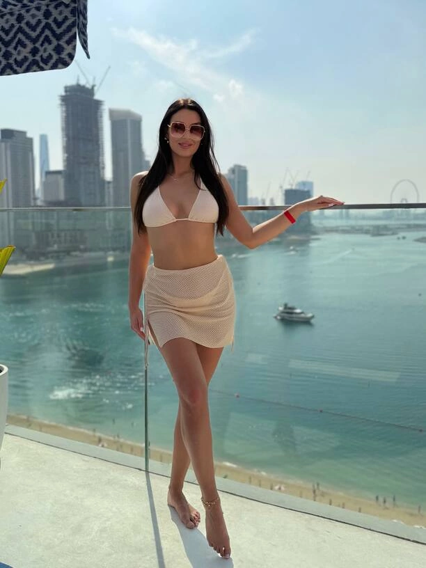 Tak gorąco jeszcze nie było! Karolina Marczynskaa w bikini w Dubaju wygląda oszałamiająco