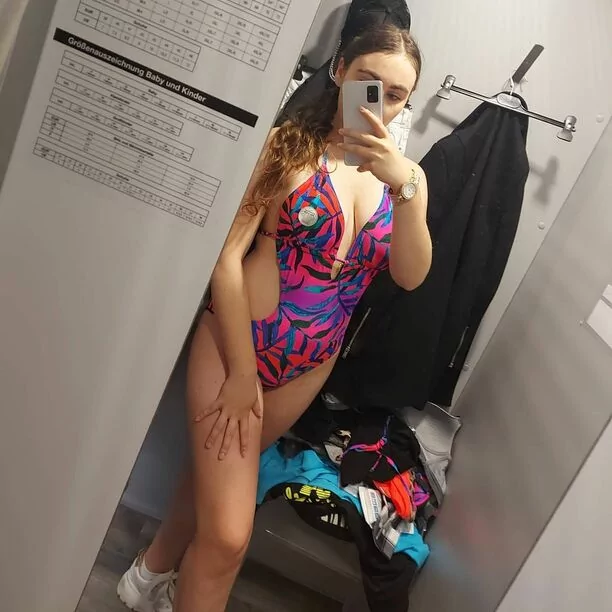 Piękna wokalistka disco polo przyłapana w przymierzalni?! Widok zapiera dech w piersiach!