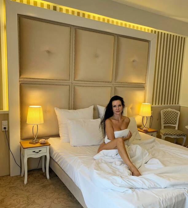 Niezwykła sytuacja! Półnaga wokalistka disco polo promuje swoją nowość Fani „Rozpala Pani wszystkie zmysły„ 