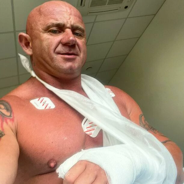 Uszkodzona ręka i narodziny córki zbiegły się czasie! „Powrotu do zdrowia królu!„ Moc wydarzeń w życiu Krystiana Pudzianowskiego!