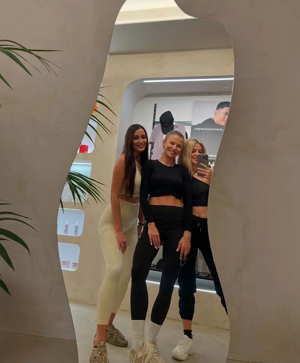 Urocza młoda wokalistka Karolina Marczyńska i Anna Lewandowska na jednym zdjęciu – co je łączy?

