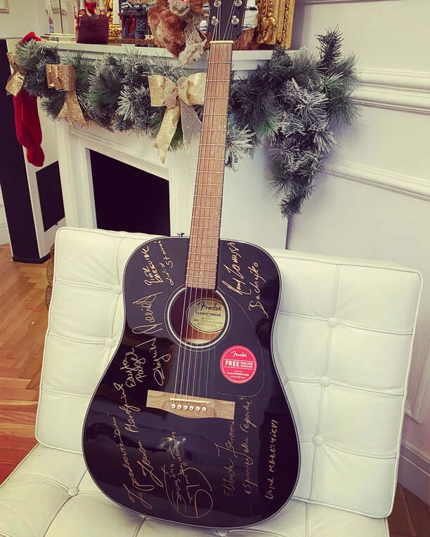 Gitara z autografami Zenona Martyniuka, Jaworowicz, Szapołowskiej i Zanussiego oddana do licytacji na szczytny cel! 