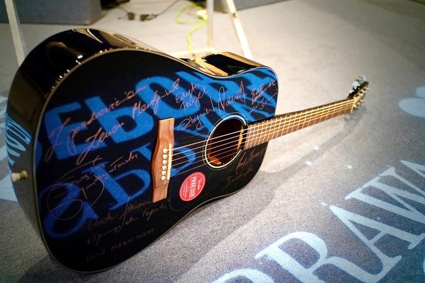 Gitara z autografami Zenona Martyniuka, Jaworowicz, Szapołowskiej i Zanussiego oddana do licytacji na szczytny cel! 