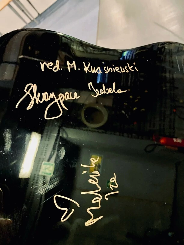 Gitara z autografami Zenona Martyniuka, Jaworowicz, Szapołowskiej i Zanussiego oddana do licytacji na szczytny cel! 