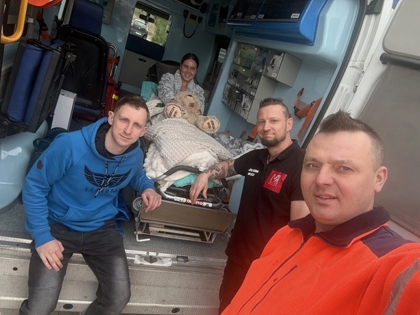 Mr Sebii w trasie ratunkowej 300 km. Pacjentką okazała się znaną dziewczyną z teledysków disco polo