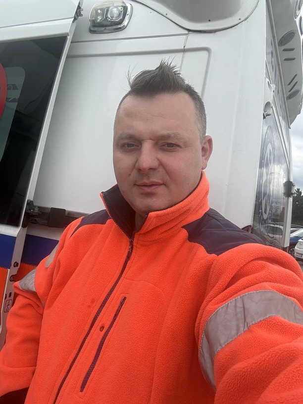 Mr Sebii w trasie ratunkowej 300 km. Pacjentką okazała się znaną dziewczyną z teledysków disco polo