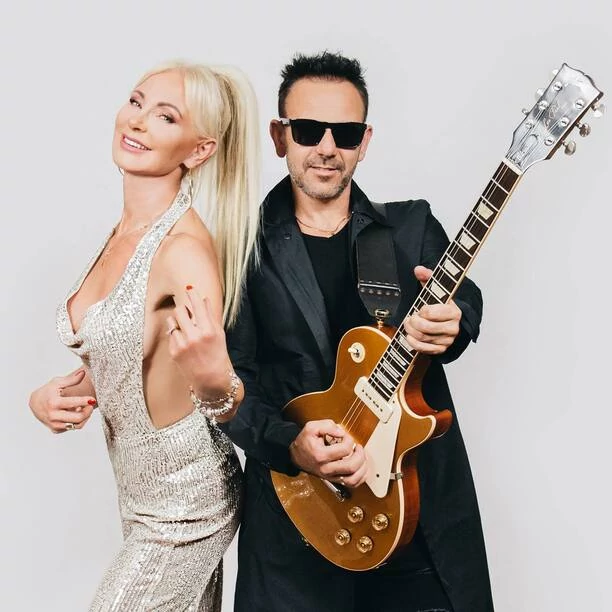 Zalotna Elwira Mejk kipi seksapilem w cekinowej kreacji! Fani disco polo są zachwyceni wyglądem popularnej wokalistki!