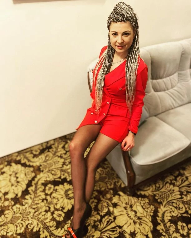 Magdalena Narożna z zespołu Piękni i Młodzi w odważnej czerwonej kreacji! Gwiazda disco polo kradnie tym strojem całe show! 