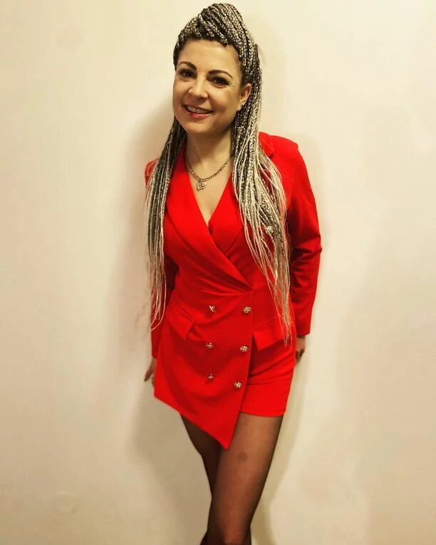 Magdalena Narożna z zespołu Piękni i Młodzi w odważnej czerwonej kreacji! Gwiazda disco polo kradnie tym strojem całe show! 