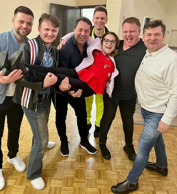 Żona Zenona Martyniuka - Danuta przyłapana w objęciach jego kolegów! W komentarzach poruszenie! 