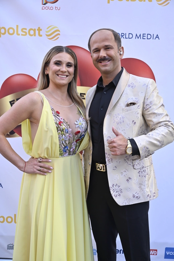 Opadnie Wam szczęka! Kajra w sukni, która zelektryzowała publiczność na Festiwalu Weselnych Przebojów 2025