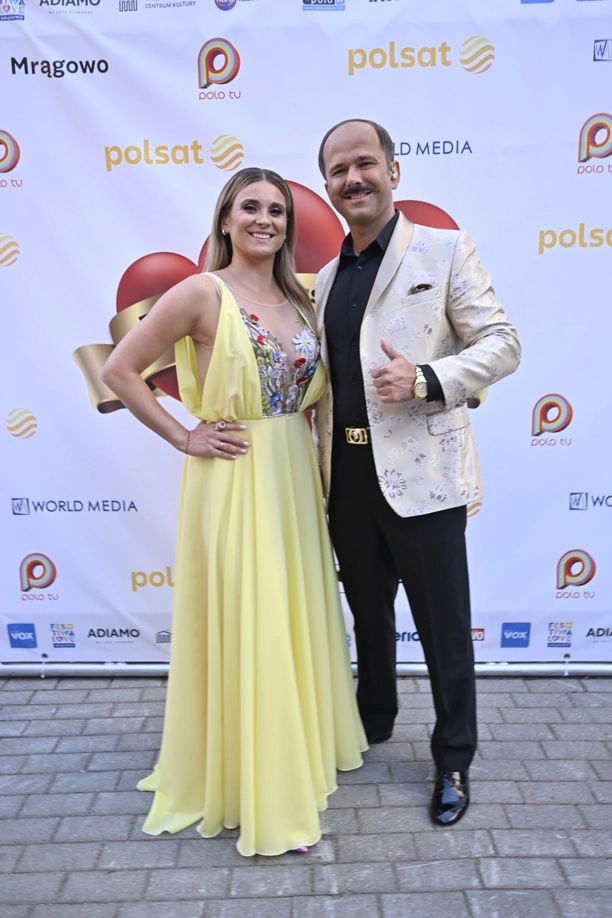 Opadnie Wam szczęka! Kajra w sukni, która zelektryzowała publiczność na Festiwalu Weselnych Przebojów 2025