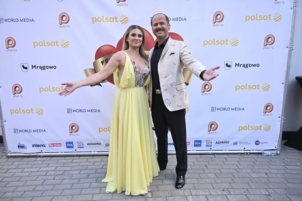 Opadnie Wam szczęka! Kajra w sukni, która zelektryzowała publiczność na Festiwalu Weselnych Przebojów 2025