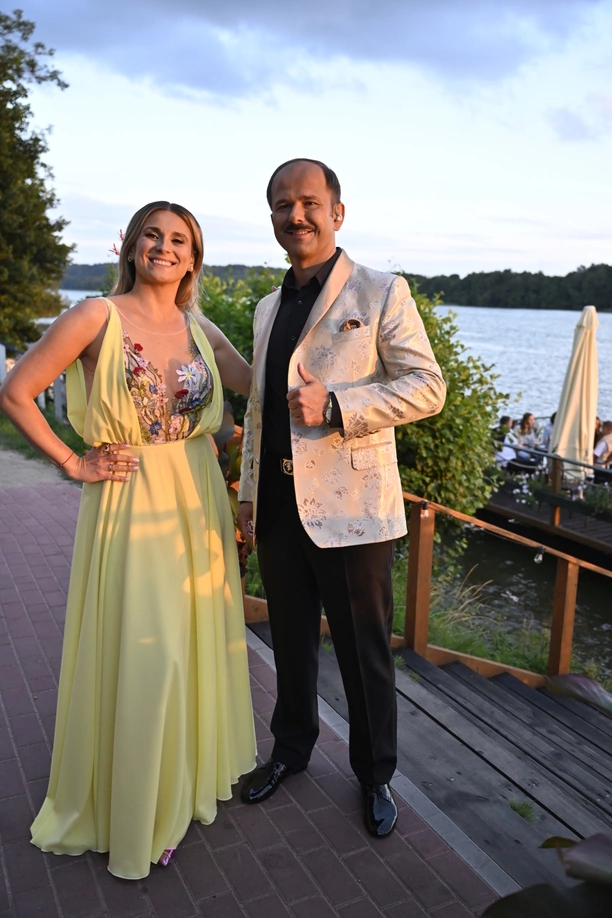 Opadnie Wam szczęka! Kajra w sukni, która zelektryzowała publiczność na Festiwalu Weselnych Przebojów 2025