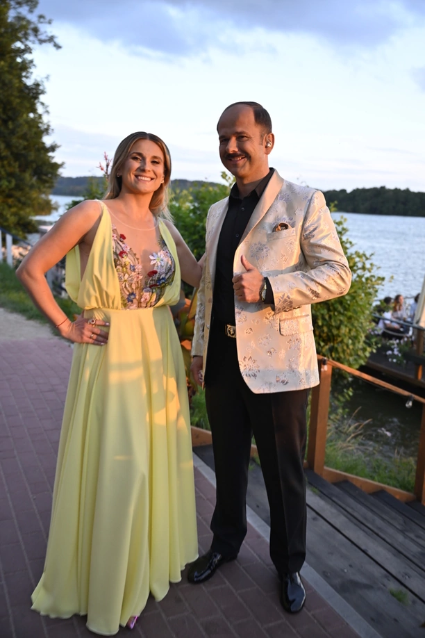 Opadnie Wam szczęka! Kajra w sukni, która zelektryzowała publiczność na Festiwalu Weselnych Przebojów 2025