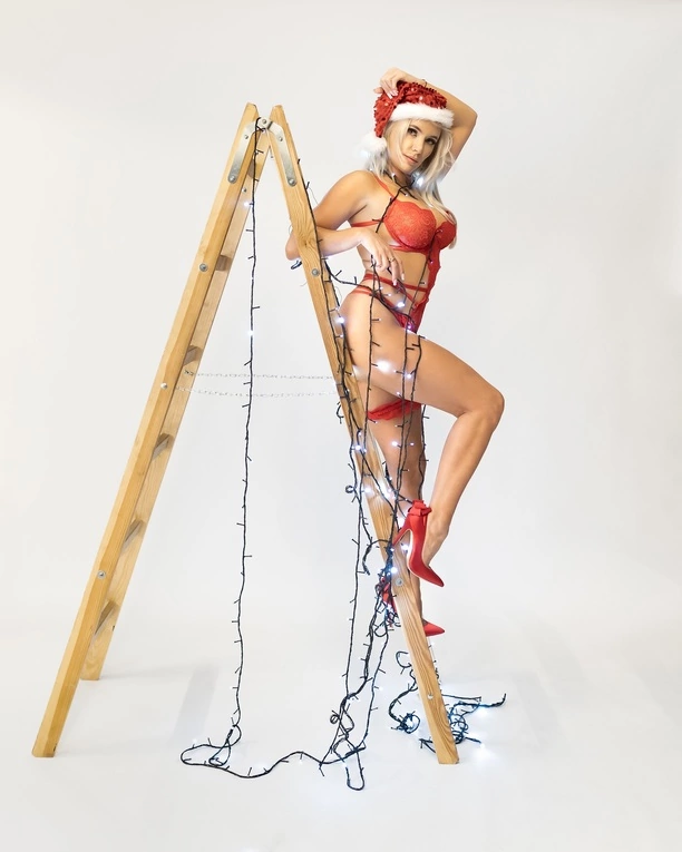 Mikołajkowa młoda gwiazda disco polo w  samej bieliźnie! Ona wie jak rozgrzać fanów