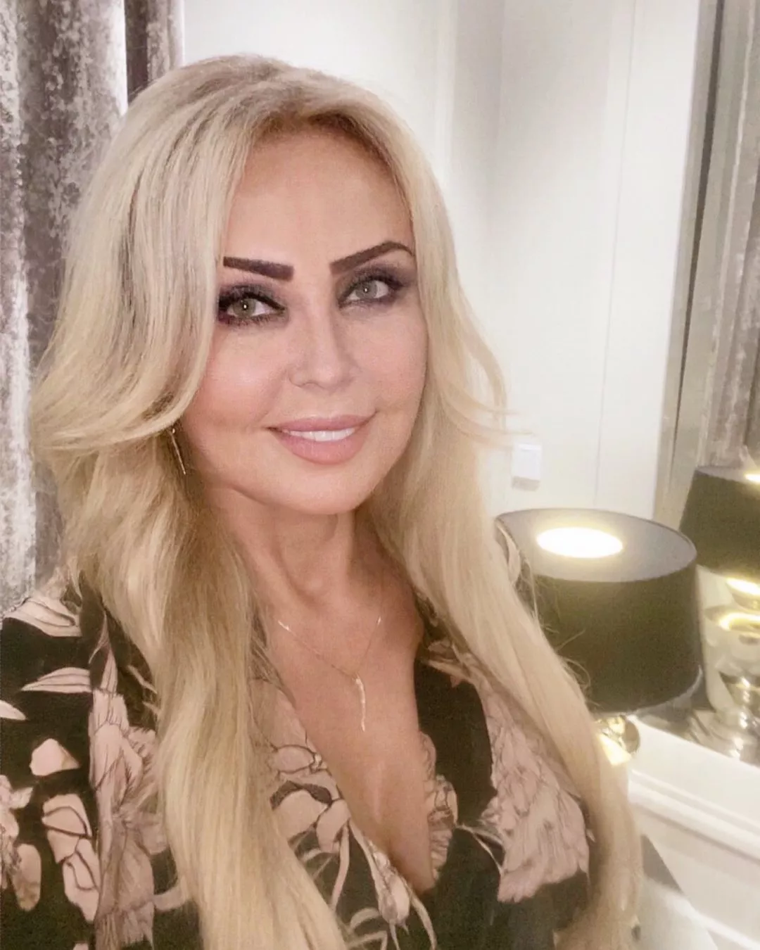 Teresa Werner uwodzi, eksponując ponętny biust w prześlicznej sukience! Fani zachwyceni ”Bogini piękna i talentu wow”!