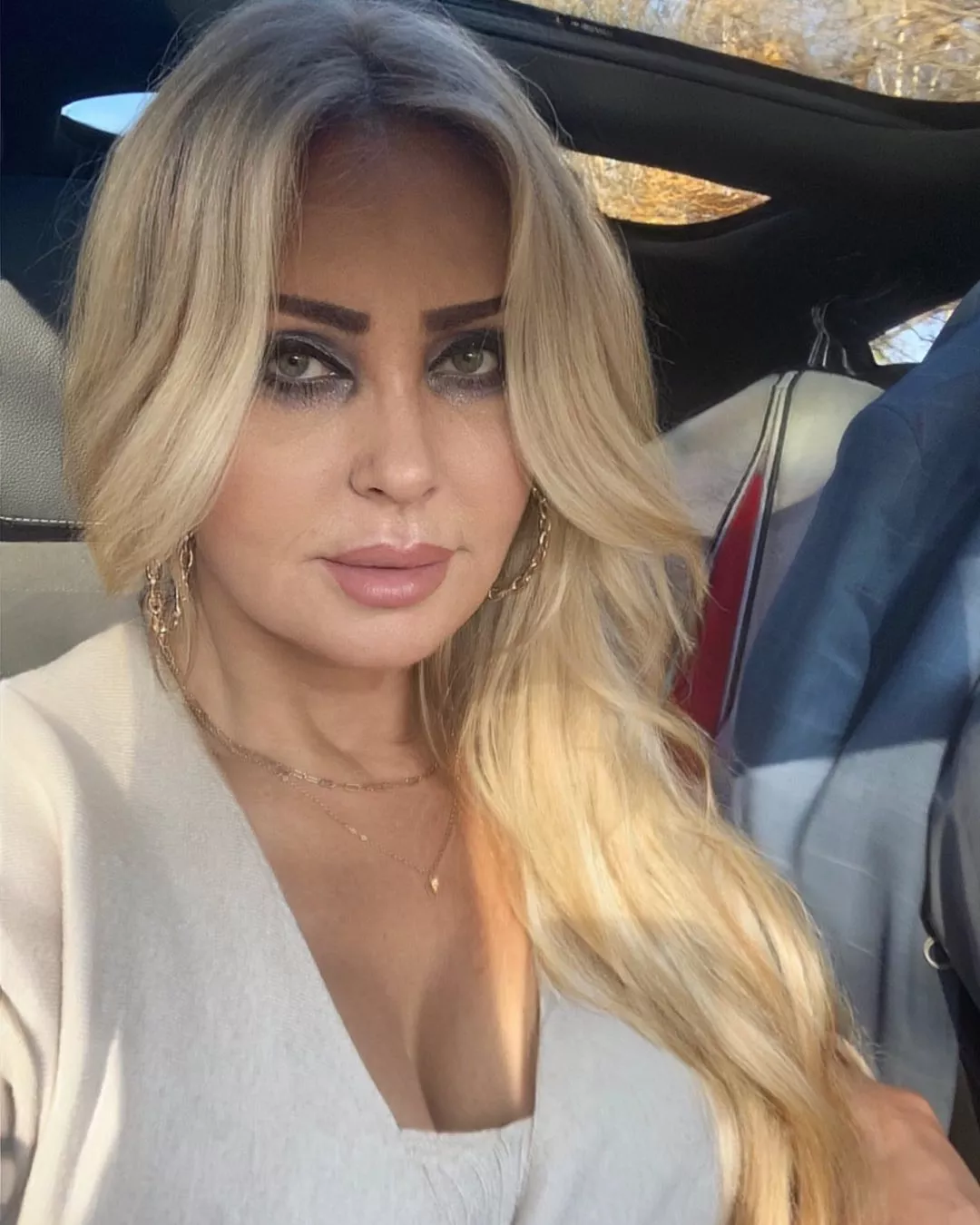 Teresa Werner uwodzi, eksponując ponętny biust w prześlicznej sukience! Fani zachwyceni ”Bogini piękna i talentu wow”!