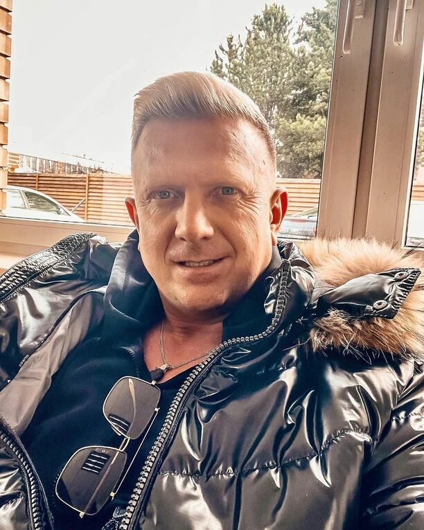 DBomb w eleganckim wydaniu zachwycił fanów i inne gwiazdy disco polo! To najlepiej ubrany wokalista w branży?