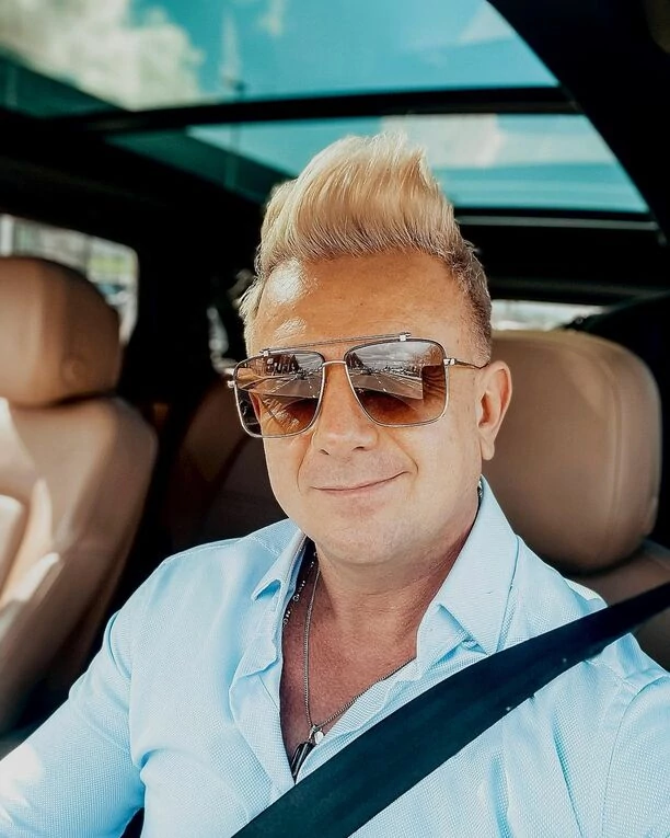 DBomb w eleganckim wydaniu zachwycił fanów i inne gwiazdy disco polo! To najlepiej ubrany wokalista w branży?