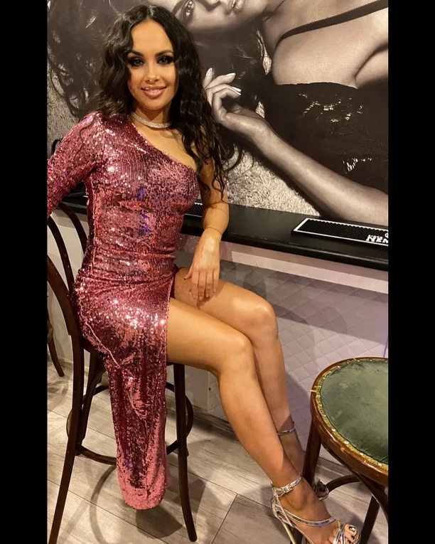 Piękna gwiazda disco polo przyłapana na sali treningowej! Jej sportowy strój przyciąga spojrzenia!